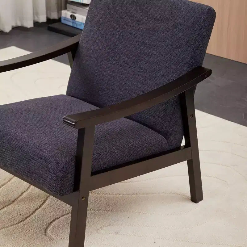 Poltrona moderna imbottita con braccioli in legno curvo per soggiorno