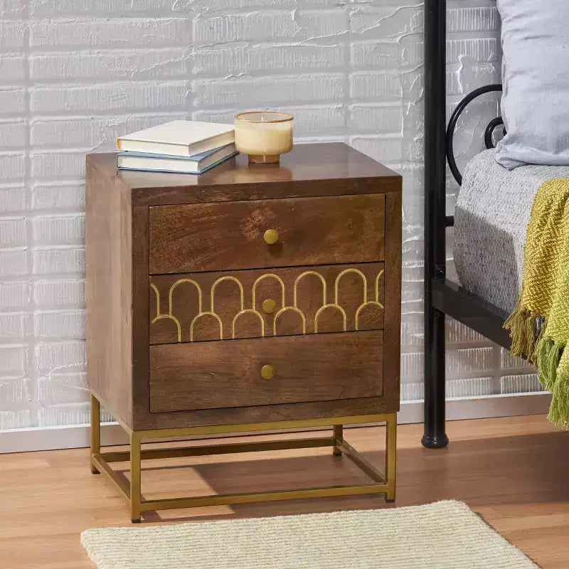 Comodino moderno in legno con base in metallo e tre cassetti portaoggetti
