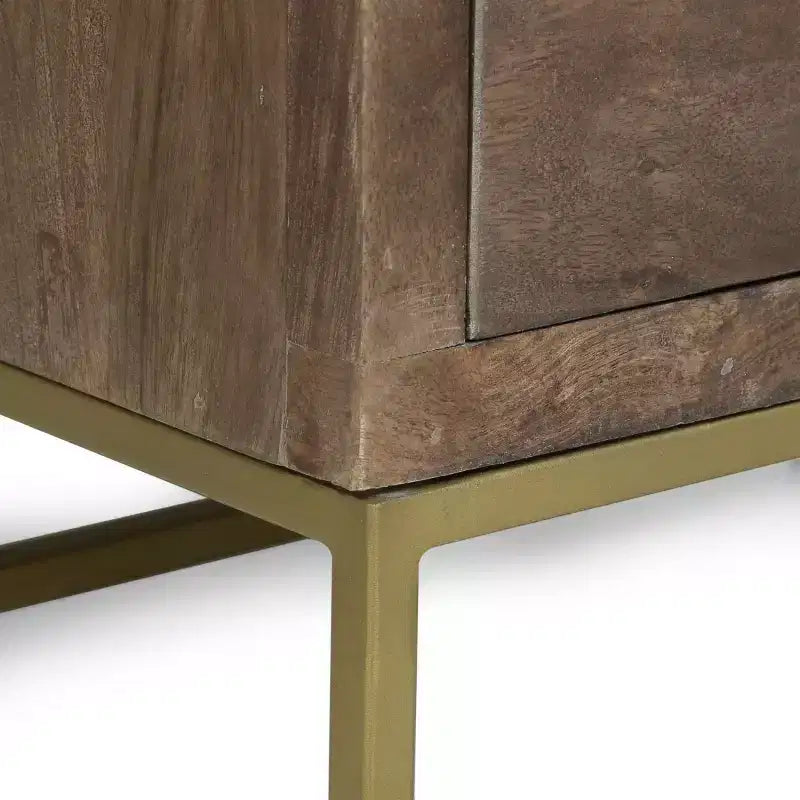 Comodino moderno in legno con base in metallo e tre cassetti portaoggetti